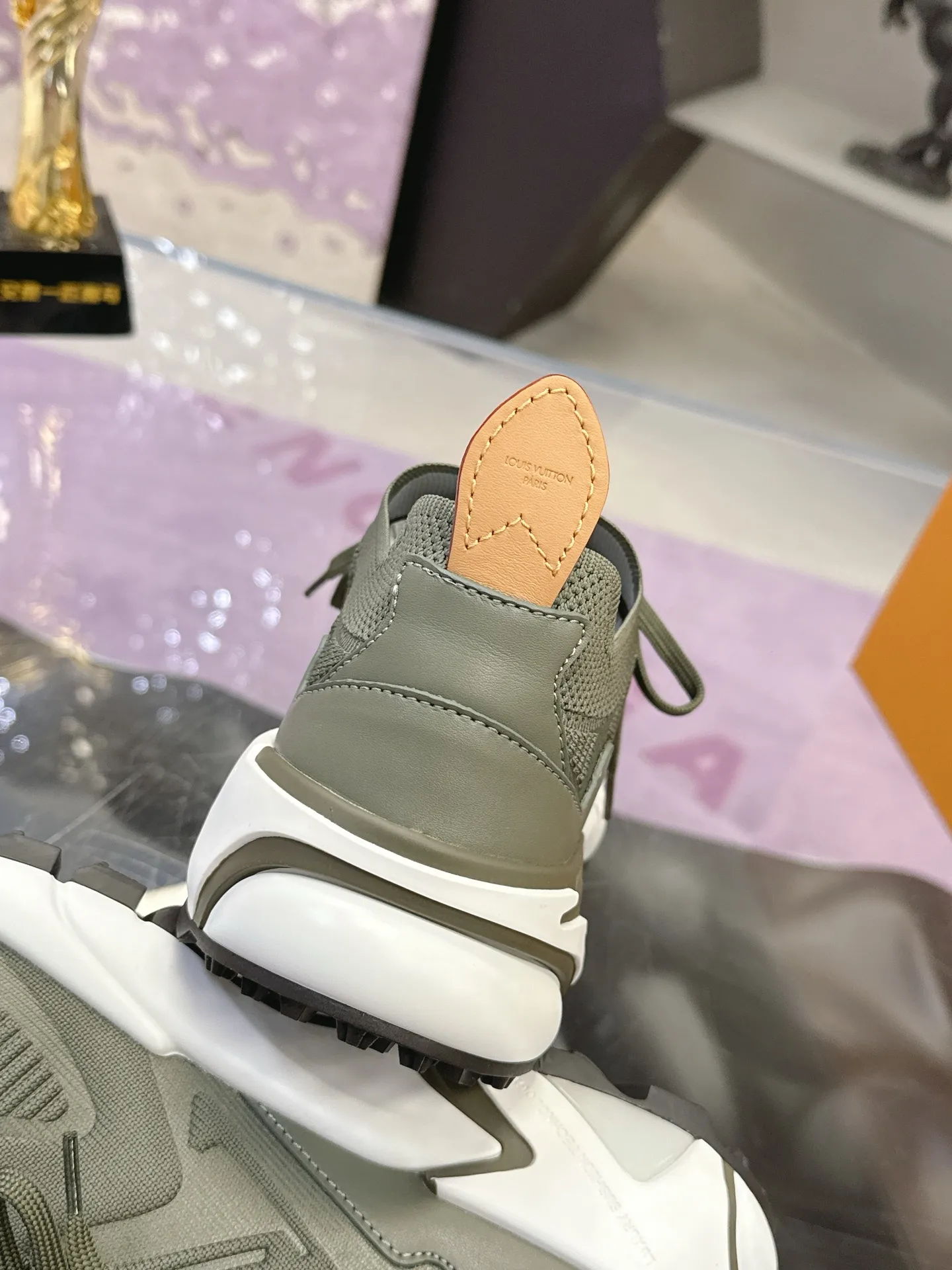 Men's men's shoes: 660💰 LV Louis Vuitton L Jialu brand Runner Tatic series thick-soled casual sports shoes running shoes original purchase development and production This LV Runner Tatic sports shoe is blended with fly woven fabric material to interpret the inspiration of traditional mountaineering shoes. The LV letters are written on one side, the Louis Vuitton logo, and the light and wear-resistant rubber outsole complete the whole package. The delivery counter is exquisitely packaged🛍📦 ▪️Fabrics: Original imported custom fly-knit fabric ▪️Inner lining: Original custom-made breathable mesh ▪️Sole: Original molded anti-slip rubber combination material ▪️Sole thickness: 4CM ▪️Size: Men's 39-45
